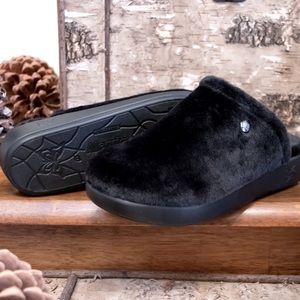 Alegría comfee fuzzy black slippers
